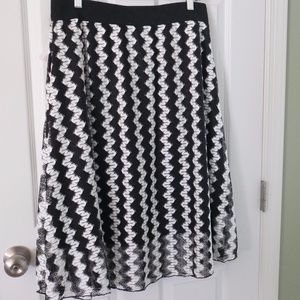NWT L LuLaRoe Lola Skirt Black and White Rickrack